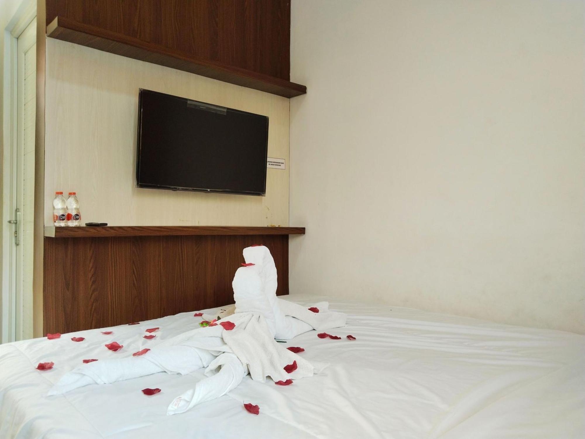 Dejati House Hotel Bekasi Ngoại thất bức ảnh