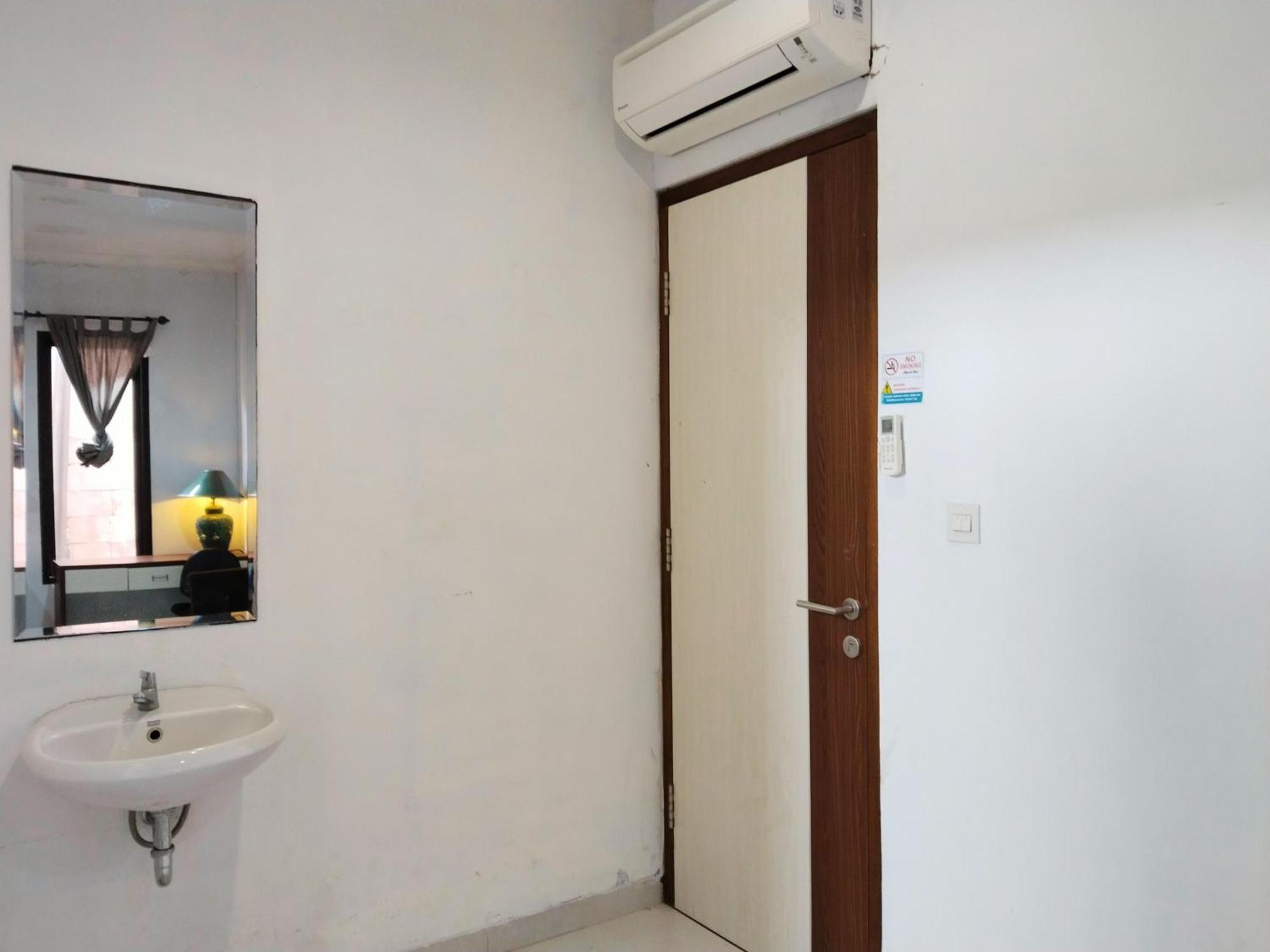 Dejati House Hotel Bekasi Ngoại thất bức ảnh