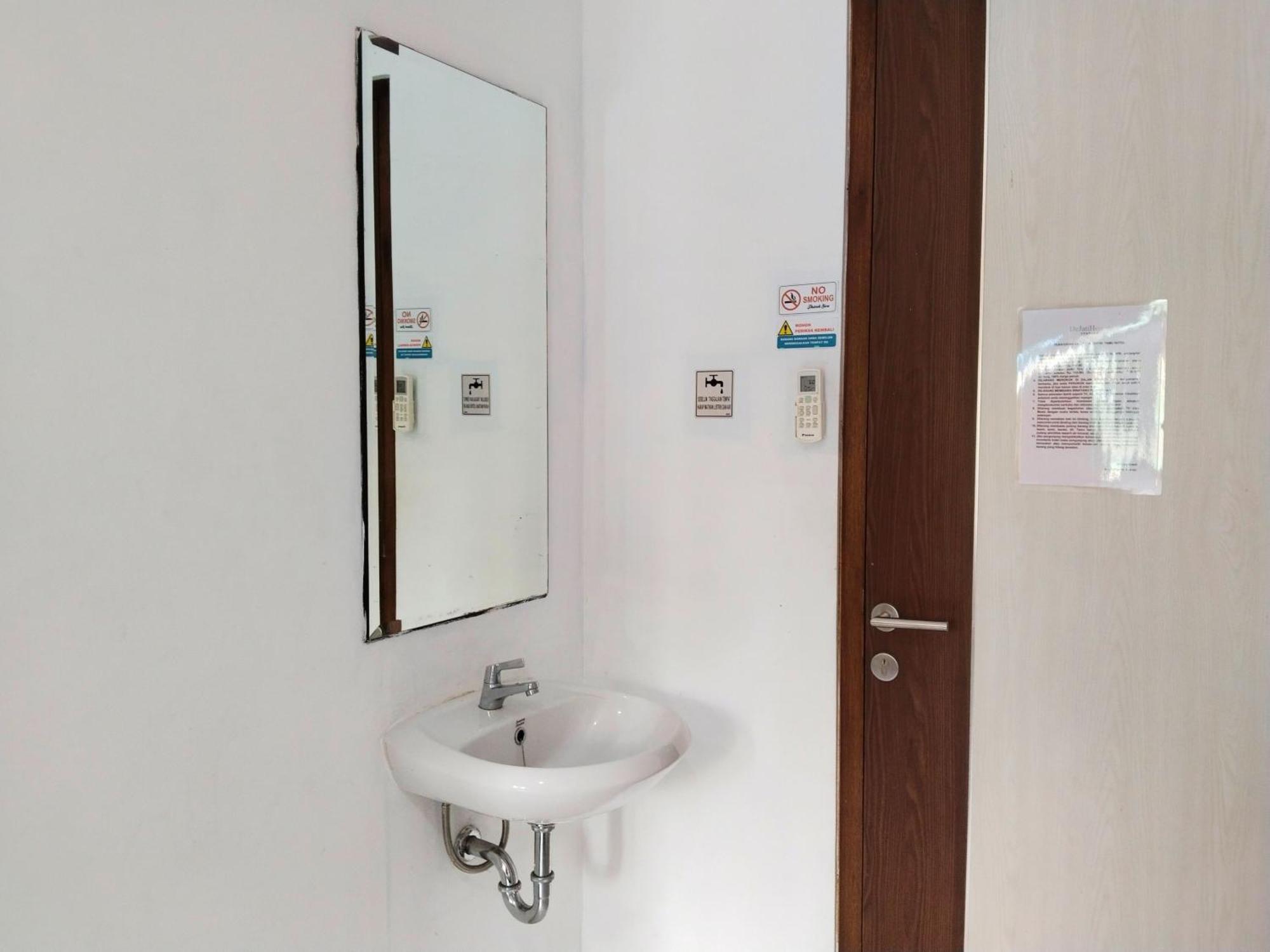 Dejati House Hotel Bekasi Ngoại thất bức ảnh