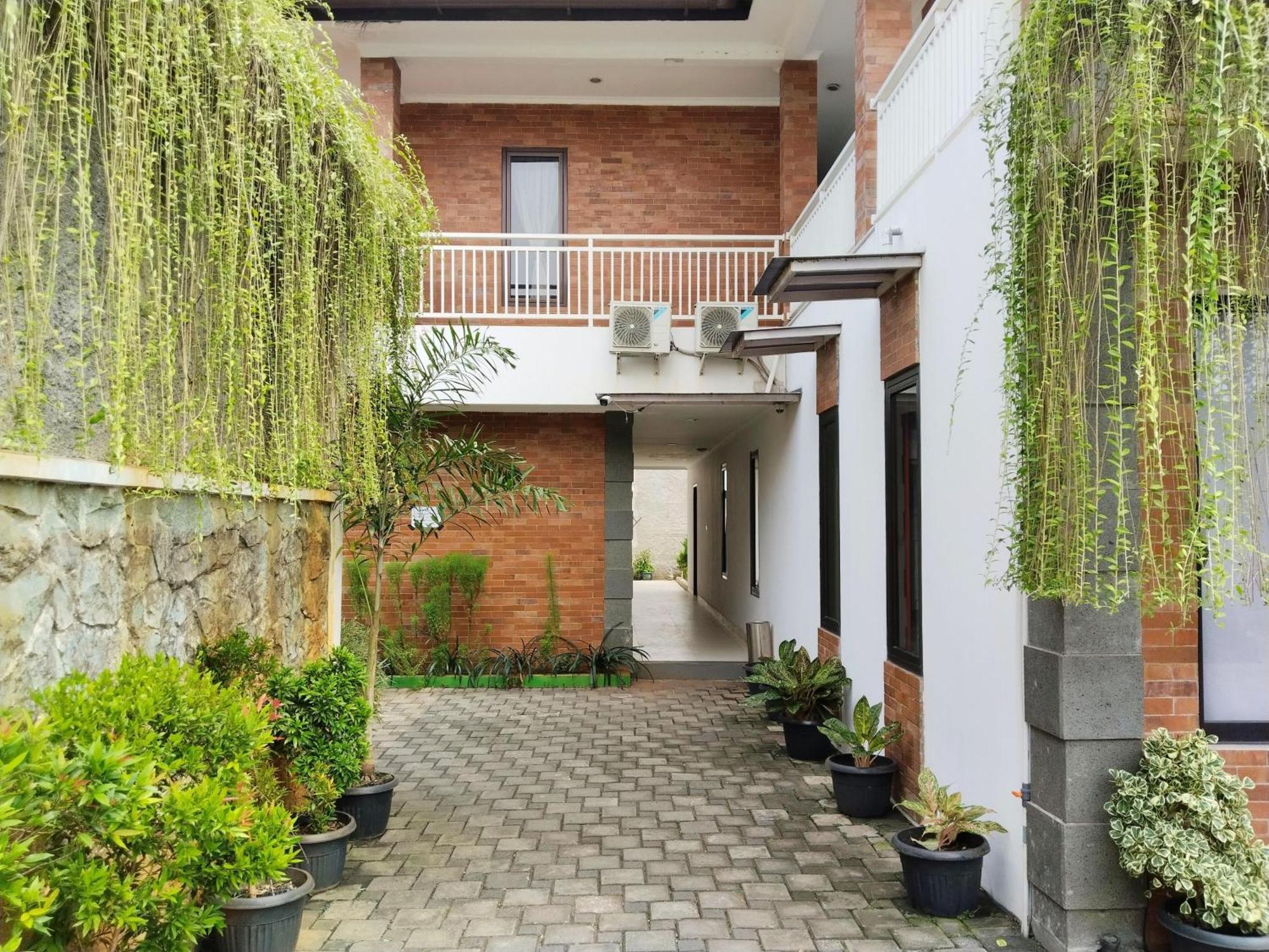 Dejati House Hotel Bekasi Ngoại thất bức ảnh