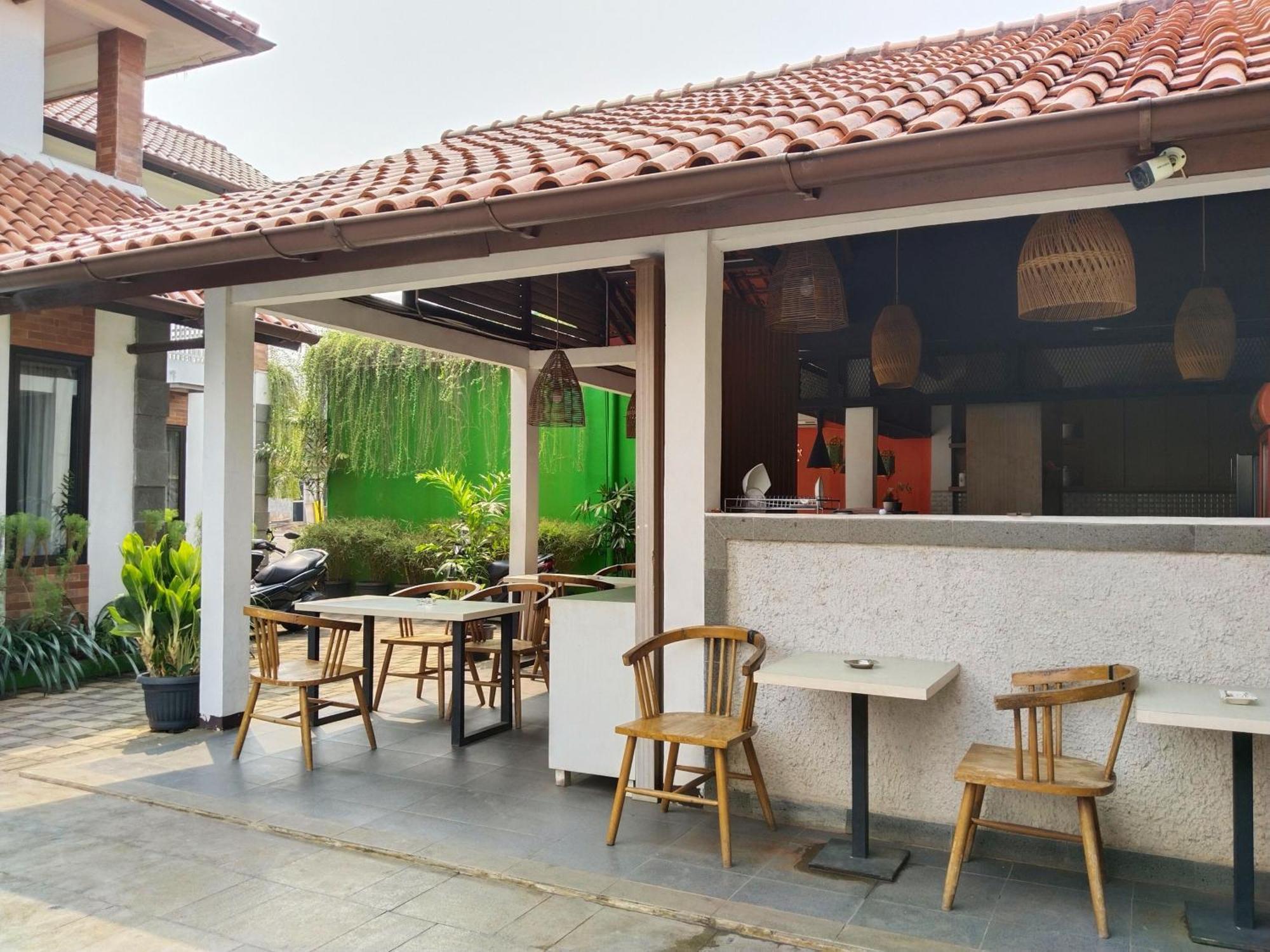 Dejati House Hotel Bekasi Ngoại thất bức ảnh