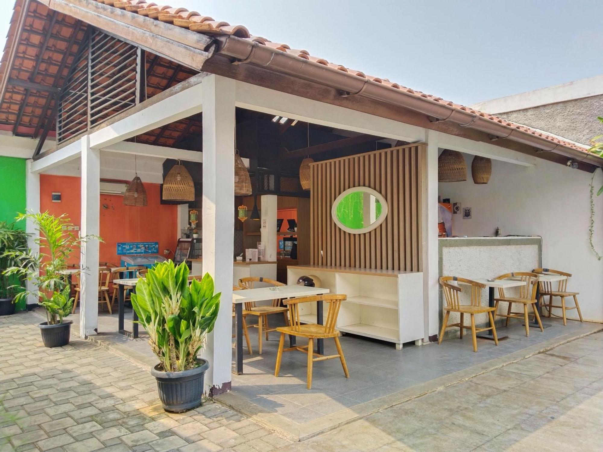 Dejati House Hotel Bekasi Ngoại thất bức ảnh