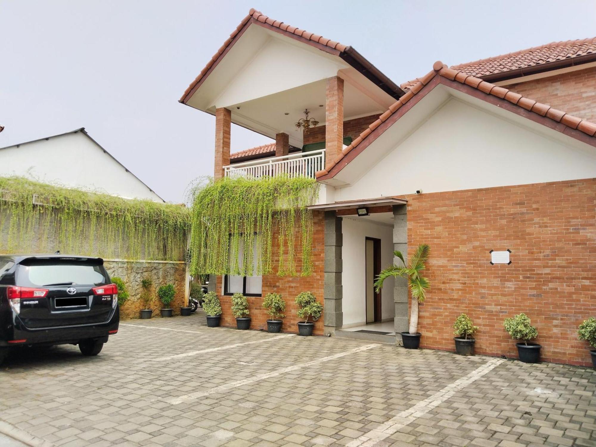Dejati House Hotel Bekasi Ngoại thất bức ảnh