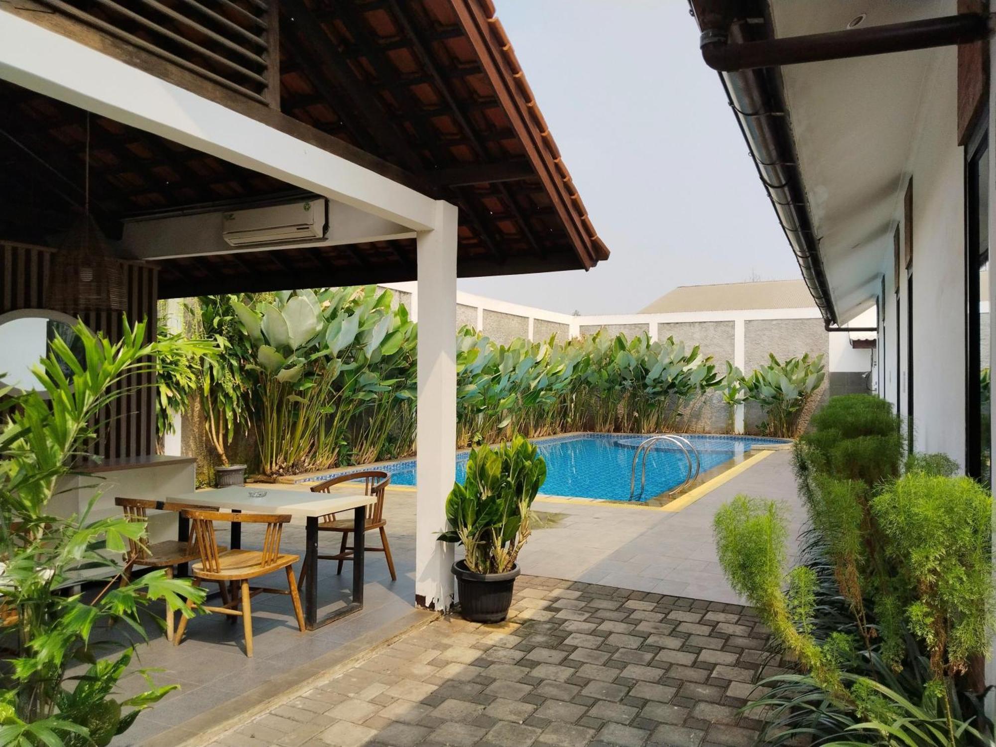 Dejati House Hotel Bekasi Ngoại thất bức ảnh