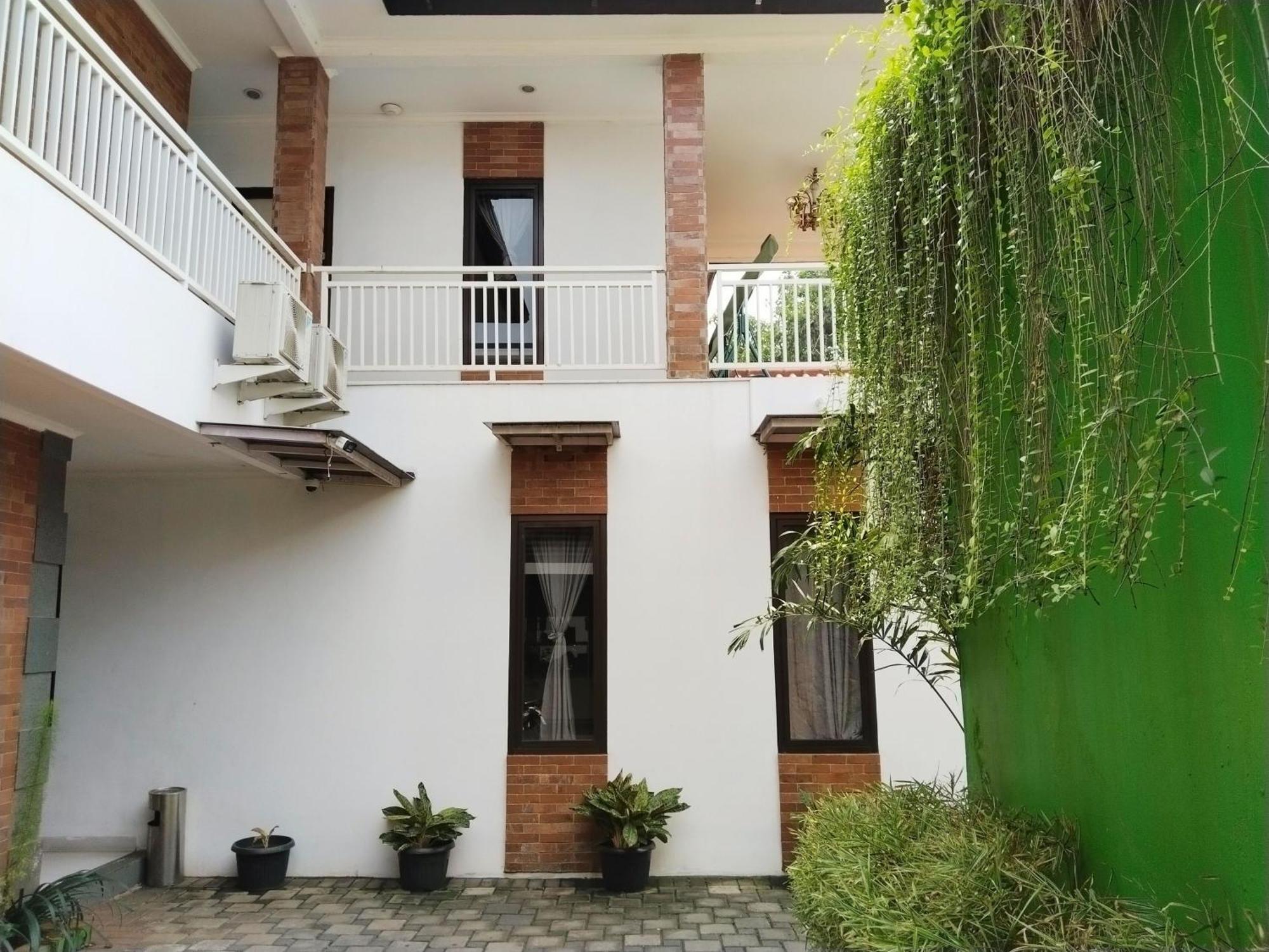 Dejati House Hotel Bekasi Ngoại thất bức ảnh