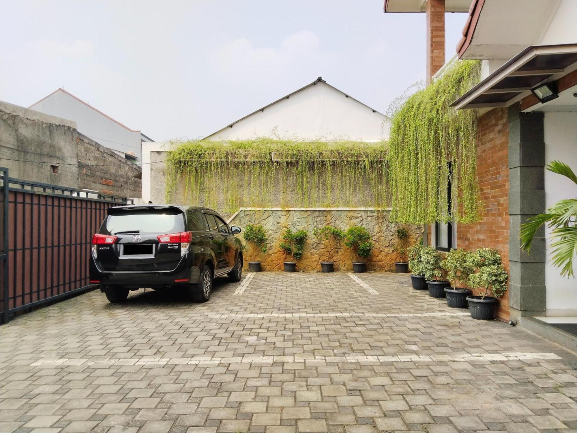 Dejati House Hotel Bekasi Ngoại thất bức ảnh